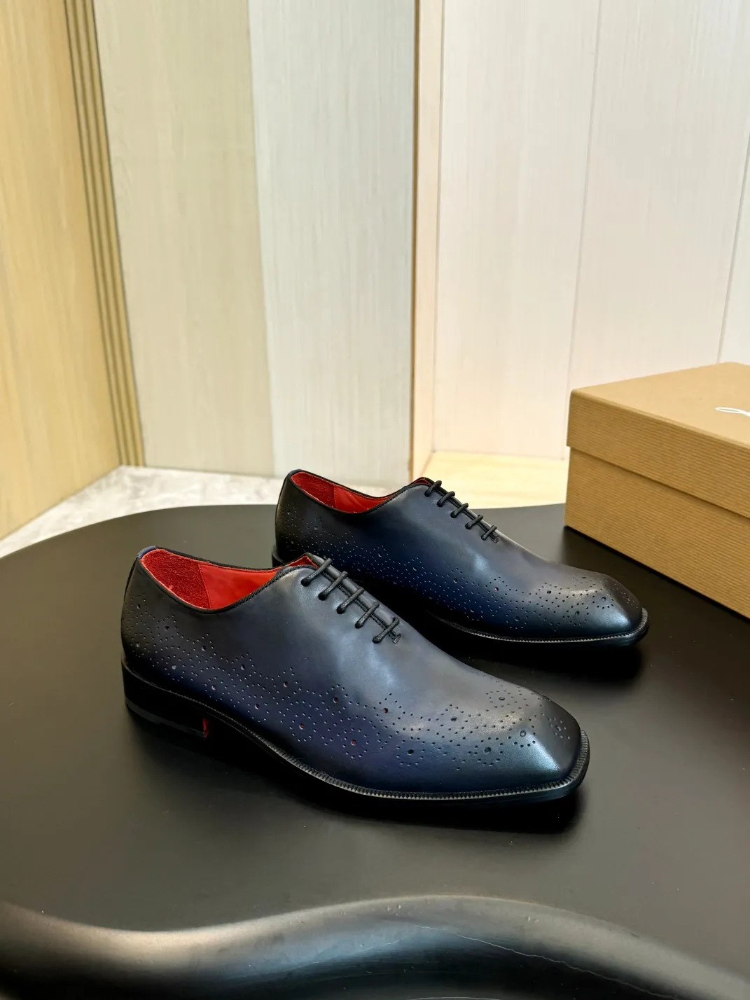 💰960 Christia*.Loubouti* high-end men's business formal leather shoes, original genuine cowhide red sole, imported Italian cowhide outsole, first-layer cowhide, water-dyed cowhide lining, high-end luxury. Size: 39-44 (customized at 38.45.46)✅